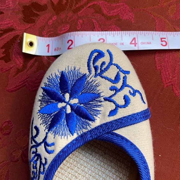 8.5 Women’s Shoes | Cotton Slipper w/Blue Design - Picture 8 of 8